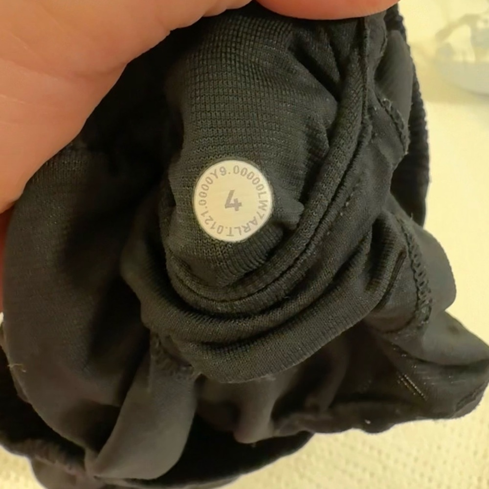 Lululemon Hotty Hot Short II, Long 4 Inches in Black - Size 4 - Picture 12 of 15